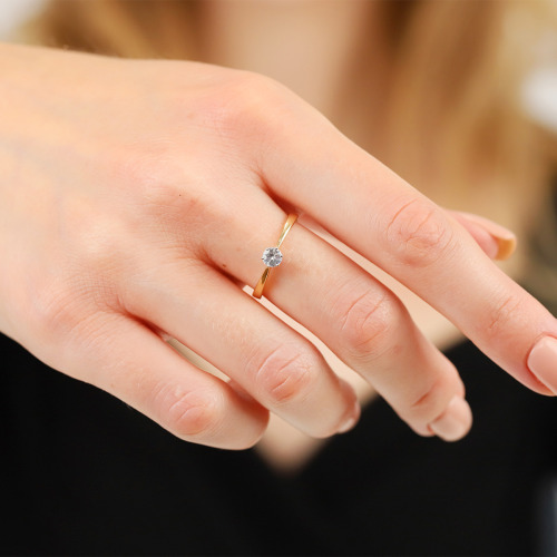 Pierścionek Vicenza żółte złoto 585 z białym szafirem 0,19 ct