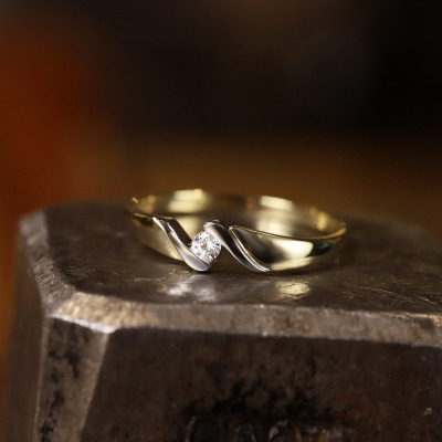 Pierścionek asymetryczny białe i żółte złoto 585 z... 2