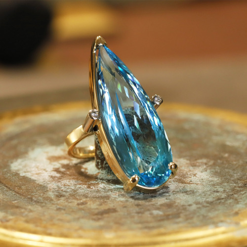 Pierścionek dwukolorowe złoto 585 z brylantami 0,06 ct i zachwycającym topazem 47,56 ct