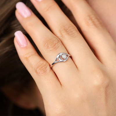 Pierścionek z białego złota 585 z brylantem 0,04 ct w... 2