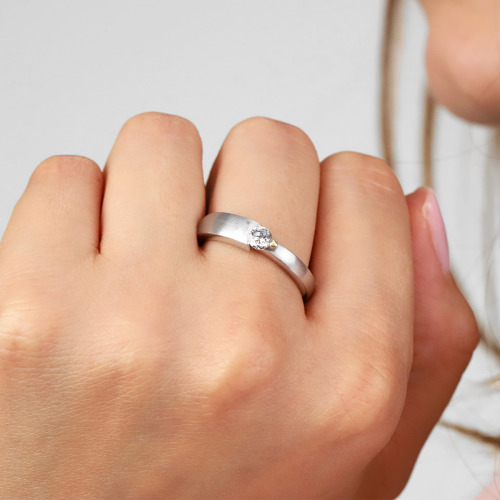 Pierścionek z białego złota 585 z brylantem 0,25 ct  7,45 g