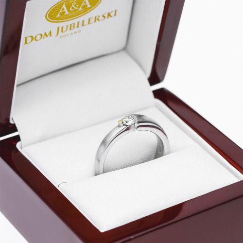 Pierścionek z białego złota 585 z brylantem 0,25 ct  7,45 g