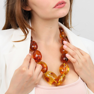 Naszyjnik z okazałych bursztynów w owalnym kształcie dł.... 2