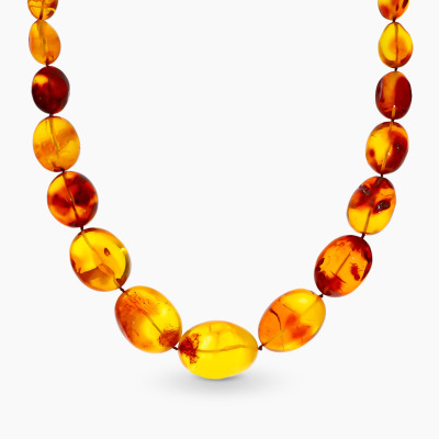 Naszyjnik z okazałych bursztynów w owalnym kształcie dł....