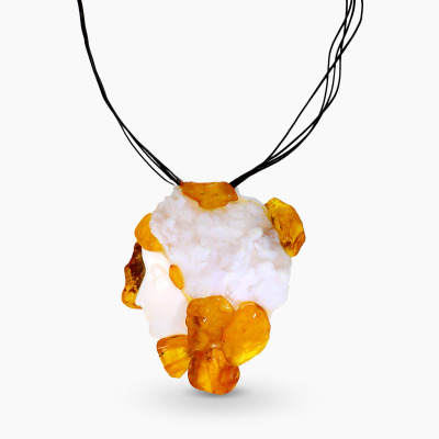 Naszyjnik z zawieszką z muszli cassis cornuta, chalcedonu...