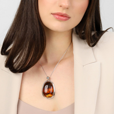 Zawieszka z okazałym bursztynem bałtyckim w srebrnej oprawie 2