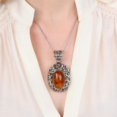 Zawieszka z oksydowanego srebra z bursztynem bałtyckim 2