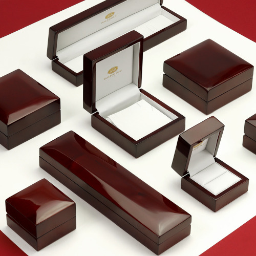 Pierścionek z żółtego i białego złota 585 z rubinem 0,60 ct i brylantami 0,07 ct