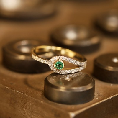 Pierścionek z białego i żółtego złota 585 ze szmaragdem i... 2