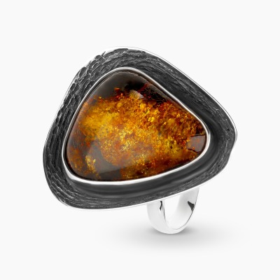 Pierścionek srebrny z okazałym bursztynem koniakowym