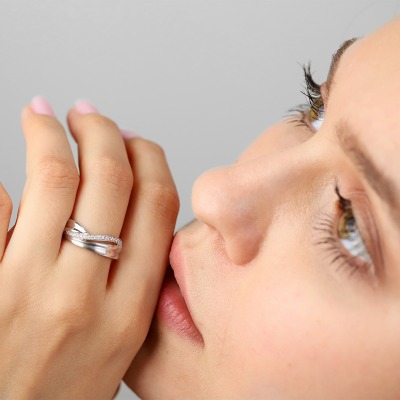 Pierścionek przeplatana obrączka z białego złota 585 z... 2