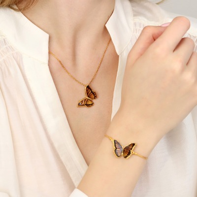 Zawieszka motyl ze srebra pozłacanego z bursztynem 2,8 g 2