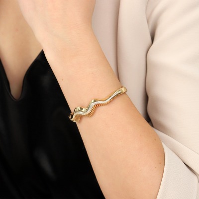 Bransoletka sztywna z żółtego złota 585 fala z cyrkoniami 2