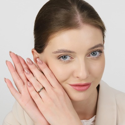 Pierścionek obrączka z żółtego złota 585 z czarnymi... 2