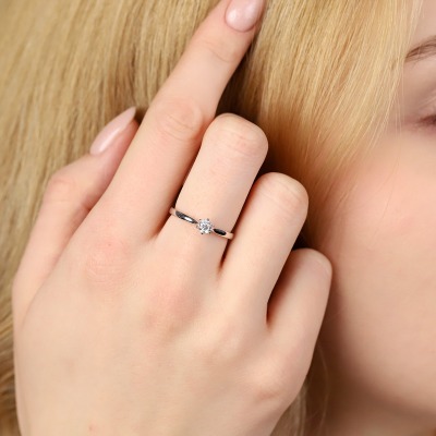 Pierścionek klasyczny z białego złoto 585 z brylantem... 2