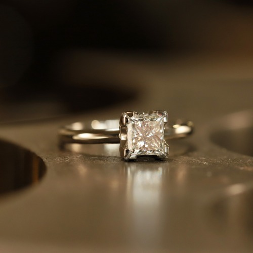 Pierścionek z białego złota 585 z diamentem princessa 1,0 ct IF/G