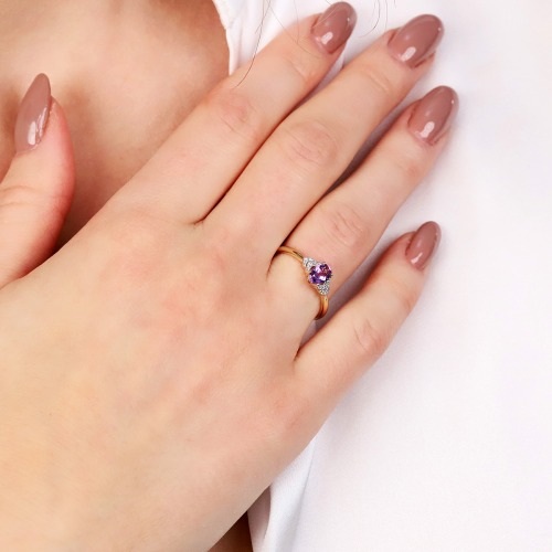 Pierścionek z dwukolorowego złota 585 z diamentami i owalnym ametystem 0,41 ct