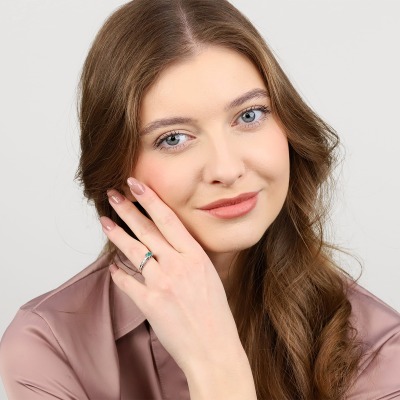 Pierścionek z białego złota 585 ze szmaragdem 0,35 ct i... 2