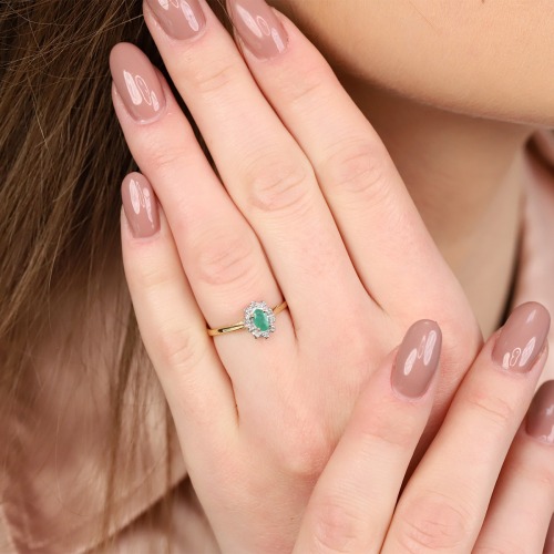 Pierścionek żółte i białe złoto 585 ze szmaragdem 0,22 ct i brylantami 0,05 ct