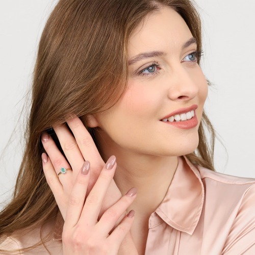 Pierścionek żółte i białe złoto 585 ze szmaragdem 0,22 ct i brylantami 0,05 ct