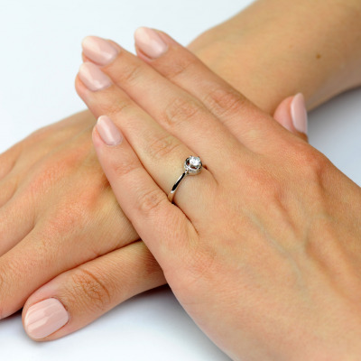 Pierścionek białe złoto 585 z cyrkoniami, 2,18 g 2