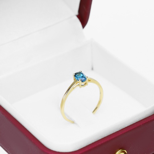 Pierścionek z żółtego złota 585 z topazem London Blue 0,63 ct