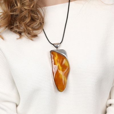 Zawieszka z niepowtarzalnym bursztynem w srebrnej oprawie... 2