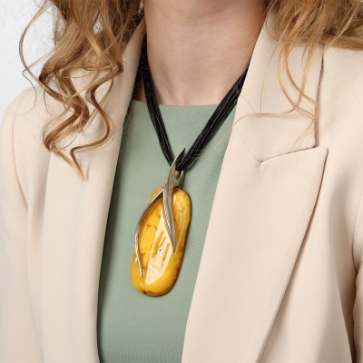 Zawieszka z bursztynem w nowoczesnej srebrnej oprawie... 2