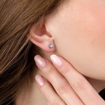 Kolczyki na sztyft z białego złota 585 diamentowane serca 2