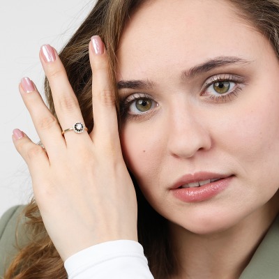 Pierścionek żółte złoto 585 z czarnymi i białymi... 2