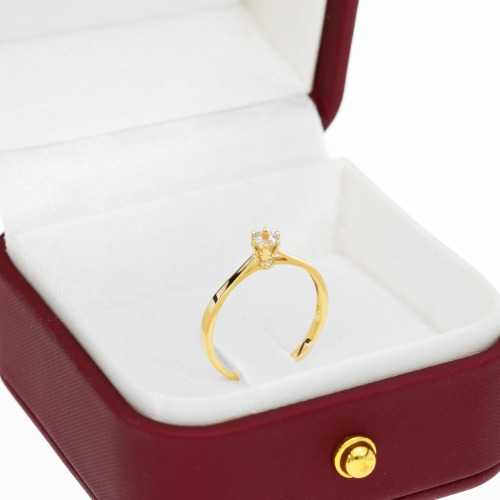 Pierścionek zaręczynowy Vicenza żółte złoto 585 z białym topazem 0,30 ct