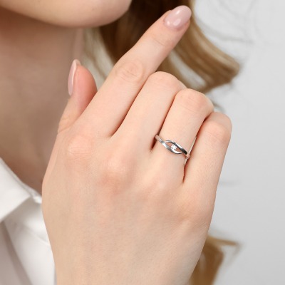 Pierścionek oryginalny z białego złota 585 z brylantem... 2