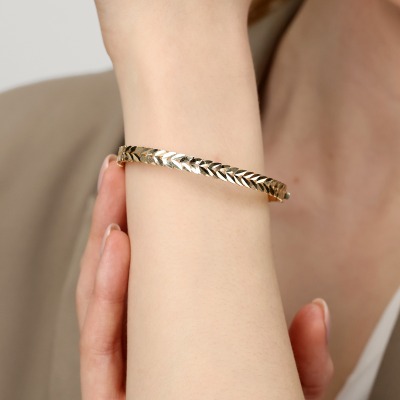 Bransoletka sztywna z żółtego złota 585 jodełka 2