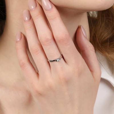 Pierścionek klasyczny z białego złota 585 z brylantem... 2