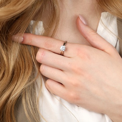 Pierścionek z białego złota 585 z cyrkonią 4,15 g 2