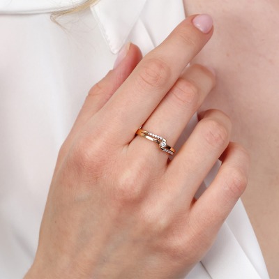 Pierścionek z różowego złota 585 z cyrkoniami 2,19 g 2