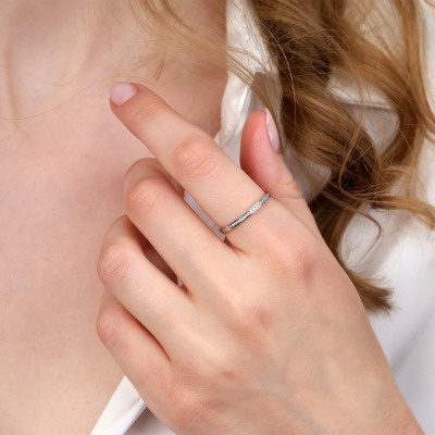 Pierścionek w formie obrączki z białego złota 585 z... 2