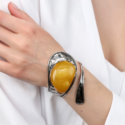 Bransoletka asymetryczna ze srebra z okazałym bursztynem 2