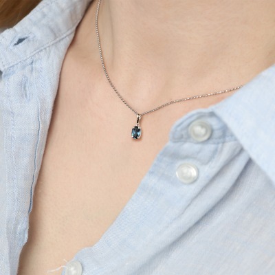 Zawieszka Livorno białe złoto 585 z topazem London Blue 2