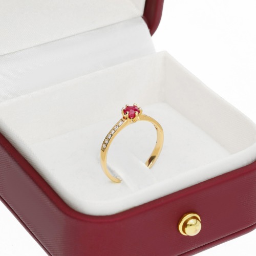 Pierścionek zaręczynowy Ravenna żółte złoto 585 z brylantami 0,10 ct i rubinem 0,45 ct