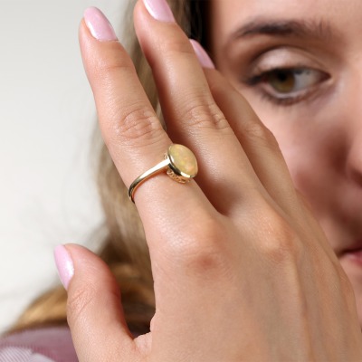 Pierścionek żółte złoto 585 z okazałym opalem 2,11 ct 2