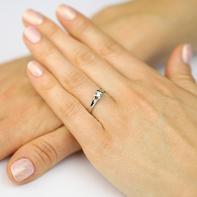 Pierścionek z platyny z brylantem 0,21 ct 2