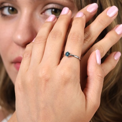 Pierścionek z białego złota 585 z niebieskim brylantem... 2