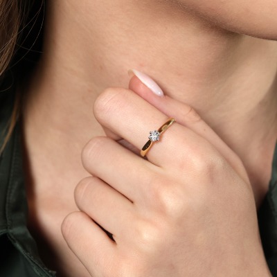 Pierścionek z dwukolorowego złota 585 z brylantem 0,10 ct... 2