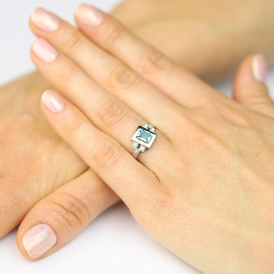 Pierścionek z białego złota 585 z topazem 0,7 ct i... 2