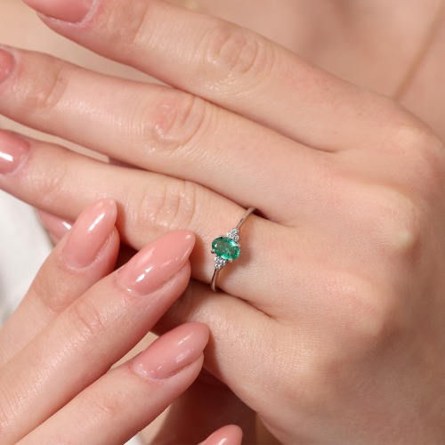 Pierścionek zaręczynowy Perugia białe złoto 585 ze szmaragdem i brylantami 0,05 ct
