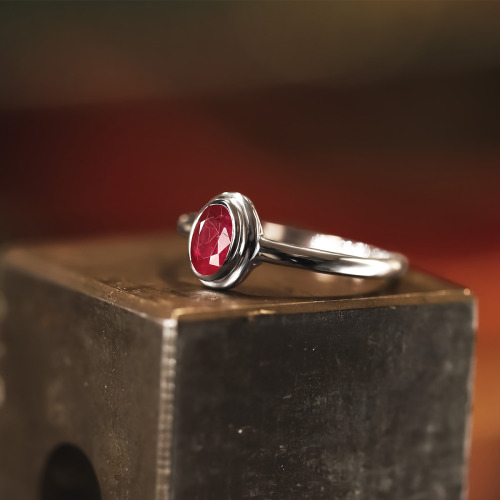 Pierścionek zaręczynowy Portofino z białego złota 585 z rubinem 0,59 ct