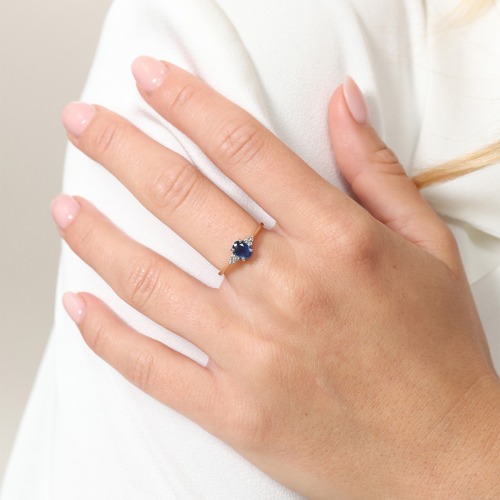 Pierścionek zaręczynowy Perugia z dwukolorowego złota 585 z szafirem 0,45 ct i brylantami 0,05 ct