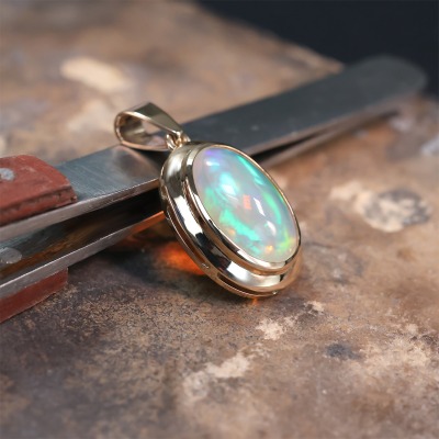 Zawieszka żółte złoto 585 z owalnym opalem 5,99 ct 2