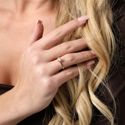 Pierścionek zaręczynowy Vicenza żółte złoto 585 z białym... 2